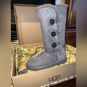 BRAND NEW IN BOX - W Bailey button triplet - Grey